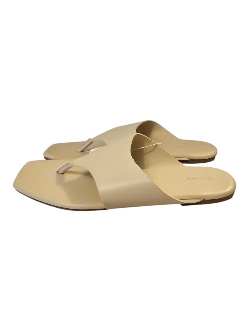 Cream Old Navy Women's Faux Leather Wide Thong Sandals - Picture 3 of 16